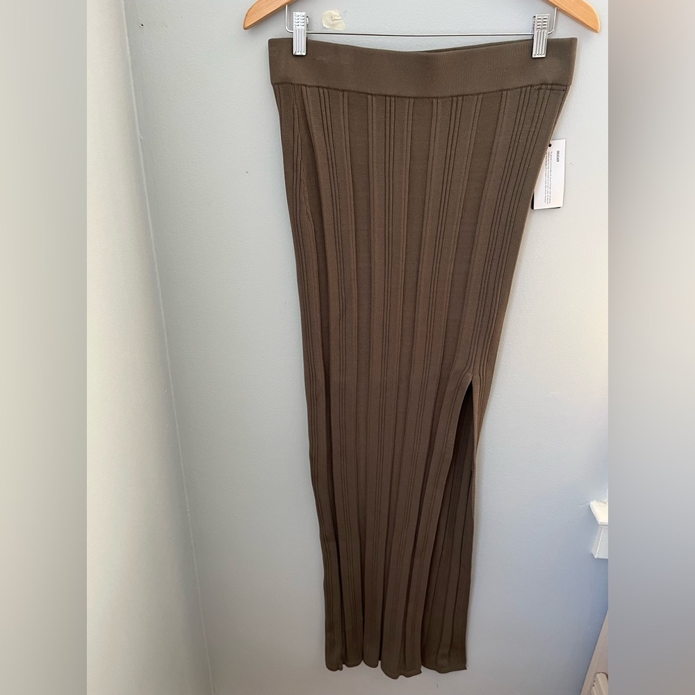 Guess,Amalia Green Maxi Skirt with‎ Flared Silhouette and Ribbed Knit